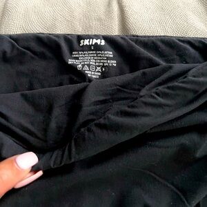 SKIMS Classic Black bandu